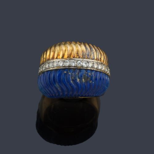 Anillo años '70 con banda central de brillantes y motivo gallonado realizado en lapislázuli y en oro amarillo de 14K.