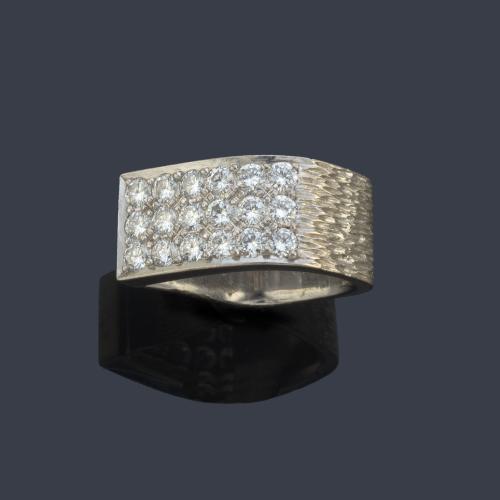 Anillo con diseño vanguardista y motivo superior en pavé de brillantes de aprox. 1,26 ct en total.
