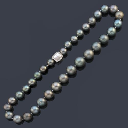 Collar con un hilo de perlas de Tahití de aprox. 10,06 - 14,21 mm con cierre en oro blanco de 18K y brillantes.