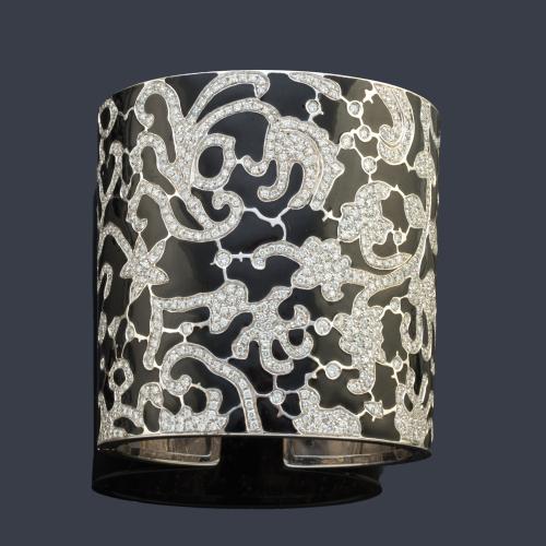 Pulsera rígida con diseño floral enriquecido con brillantes de aprox. 5,40 ct en total sobre esmalte negro.