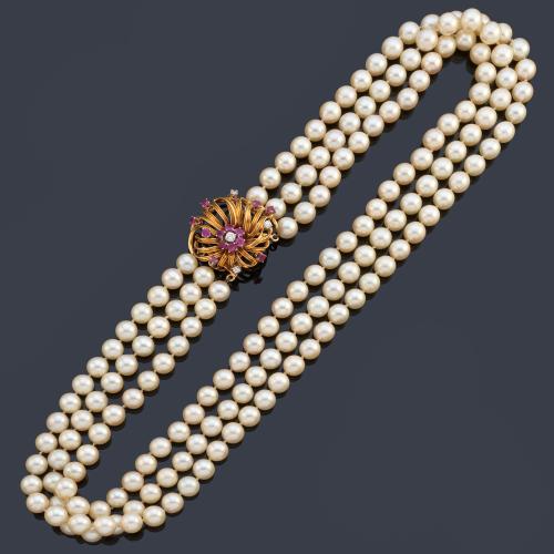 Collar con tres hilos de aprox. 8,04 - 8,29 mm con broche con diseño floral calado con rubíes talla redonda y brillantes, en montura de oro amarillo de 18K.