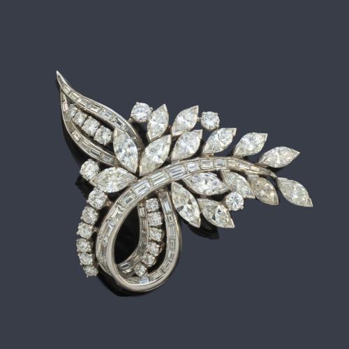  Broche con diseño de rama con diamantes talla marquís, brillante y baguette de aprox. 8,05 ct en total.