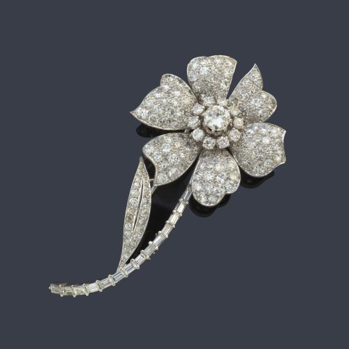 Broche con diseño floral con diamantes talla transición, brillante, baguette y 8/8  de aprox. 6,80 ct en total. Años '50.