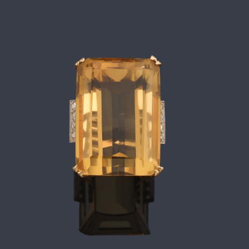 Anillo maxi con cuarzo citrino con decoración de diamantes talla rosa en ambos lados. Años '70.