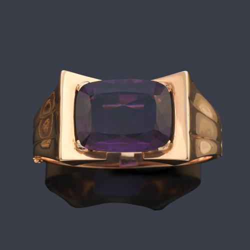 Pulsera retro con gran amatista central facetada sobre montura de oro rosa de 18K. Años '40.