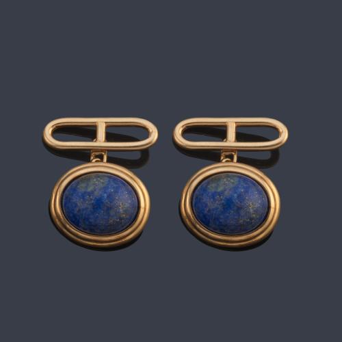Gemelos con diseño oval y dos cabujones de lapislázuli en montura de oro amarillo de 18K.