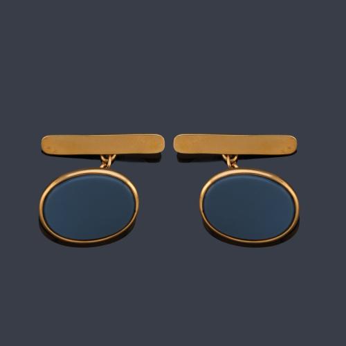 Gemelos ovales con piedra dura en montura de oro amarillo de 18K.