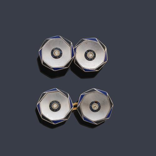Gemelos 'art nouveau' con diamante central y decoración de esmalte azul. Años '30.