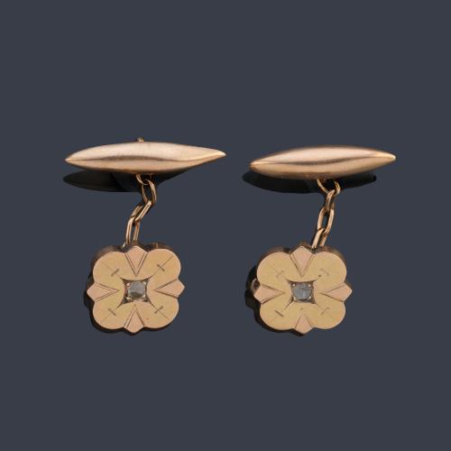 Gemelos con diseño en forma de trébol con diamante talla rosa central, en montura de oro amarillo de 18K.