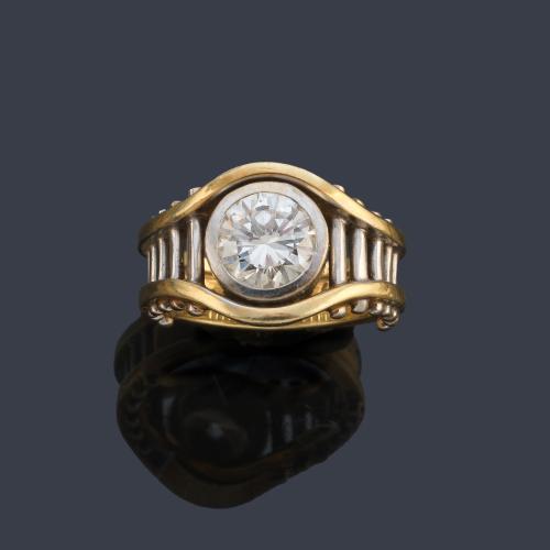 Anillo con brillante central de aprox. 1,00 ct engastado en bisel.
