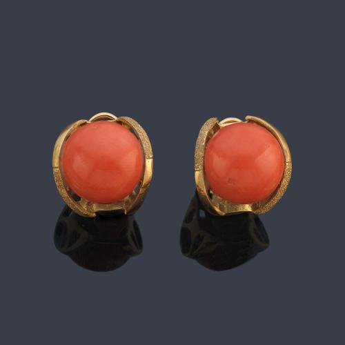 Pendientes cortos con pareja de corales talla cabujón en montura de oro amarillo de 18K.