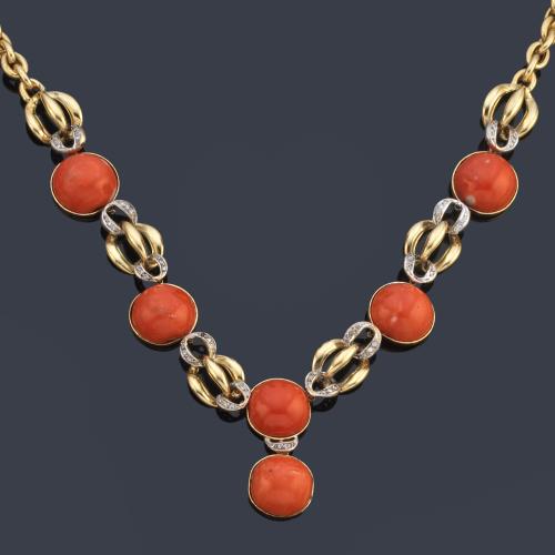 Collar largo con cinco cabujones de coral intercalado con eslabones en oro blanco de 18K con brillantitos.