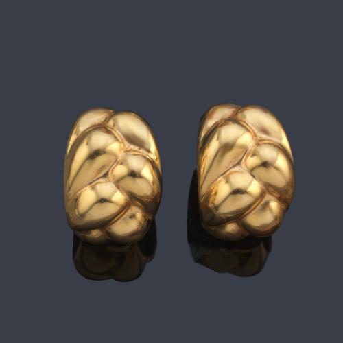 Pendientes tipo criolla con diseño gallonado en oro amarillo de 18K.