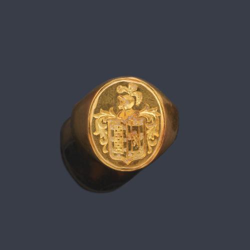 Anillo tipo sello con escudo heráldico en montura de oro amarillo de 18K.