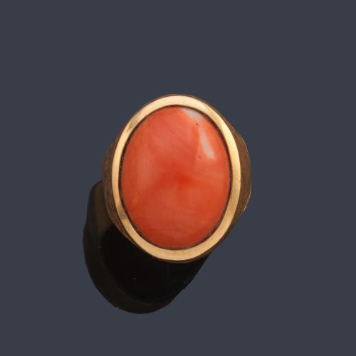 Anillo años '70 con coral talla cabujón en montura de oro amarillo de 18K.