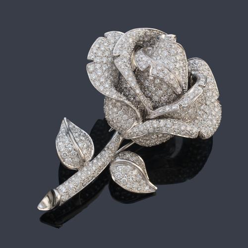 Broche en forma de rosa con pavé de brillantes de aprox. 7,20 ct en total.