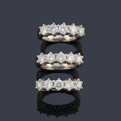  Tres medias alianzas con banda de brillantes de aprox. 4,50 ct en total.