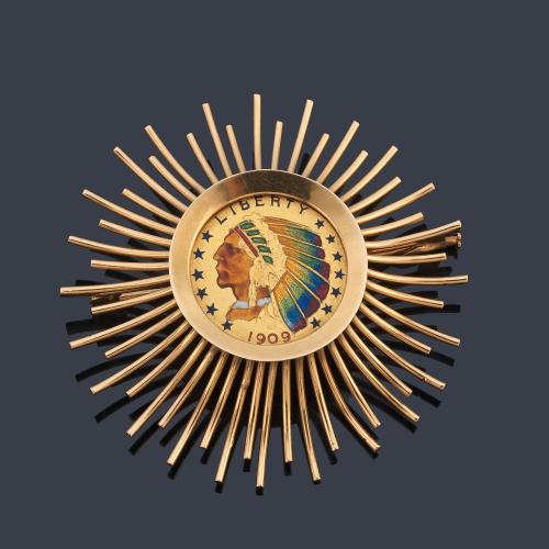 Broche con diseño de sol con moneda de 5 dólares en oro de 22K con esmalte pintado policromado.