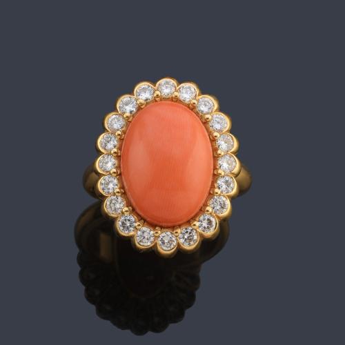 Anillo con coral talla cabujón y orla de brillantes de aprox. 1,60 ct en total.