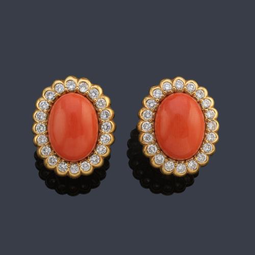  Pendientes cortos con pareja de coral talla cabujón y orla de brillantes de aprox. 2,20 ct en total.