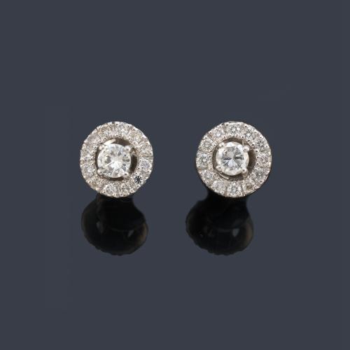 Pendientes cortos con brillante central de aprox. 0,15 ct cada uno con orla desmontable de brillantitos.