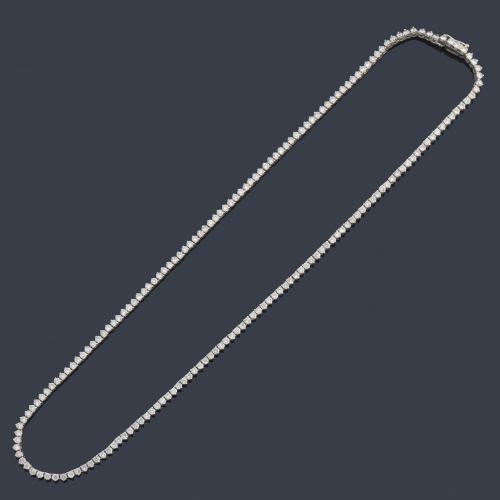Collar rivière con brillantes de aprox. 7,00 ct en total realizado en montura de oro blanco de 18K.
