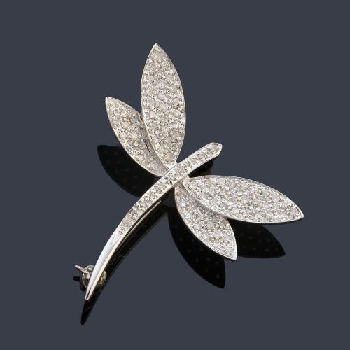 Broche en forma de libélula con brillantitos de aprox. 0,70 ct en total.