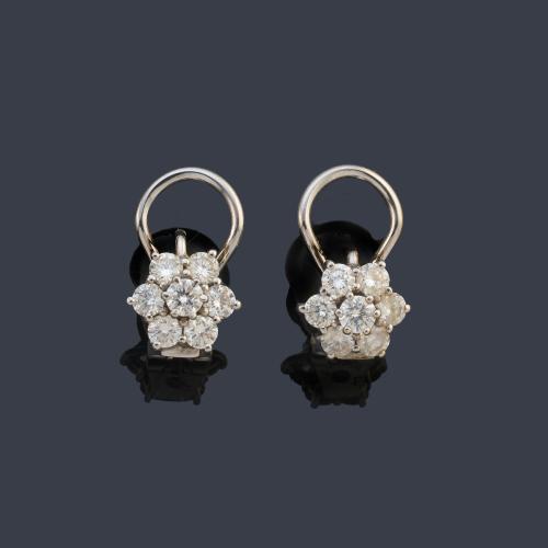 Pendientes con diseño de rosetón de aprox. 0,88 ct en total.
