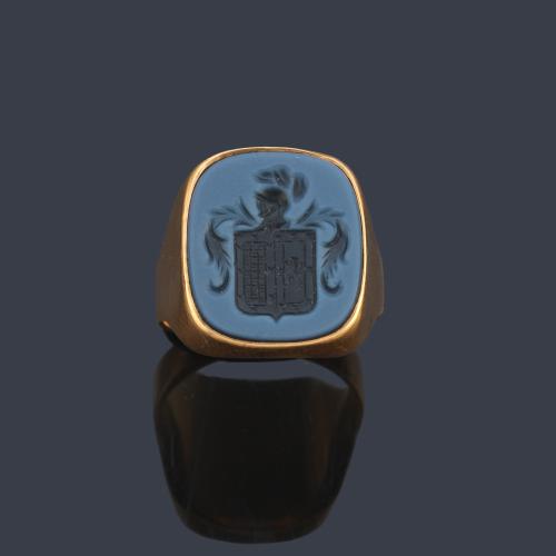 Anillo con sello heráldico realizado en piedra dura en montura de oro amarillo de 18K.