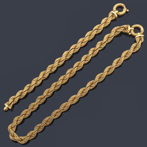 Collar y pulsera con diseño de cordón entorchado realizado en oro amarillo de 18K con motivo de 'paillette'.