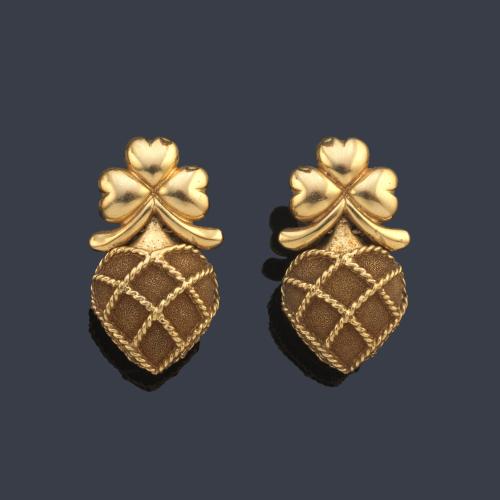 Pendientes largos con diseño de corazón decorado con cordoncillo en montura de oro amarillo de 18K.