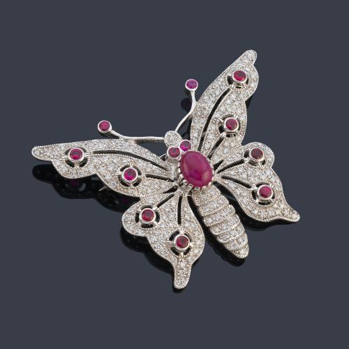 Broche con diseño de mariposa con rubíes talla redonda y cabujón de aprox. 2,58 ct y 4,11 ct respectivamente, con cuajado de brillantes de aprox. 2,60 ct en total.