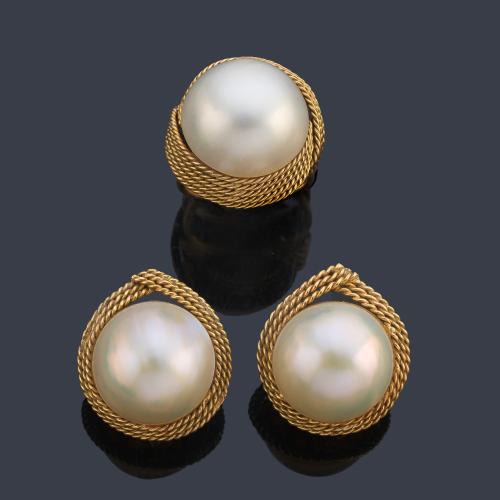 Pendientes cortos y anillo con perla Mabe con decoración de cordoncillo, realizado en oro amarillo de 18K.