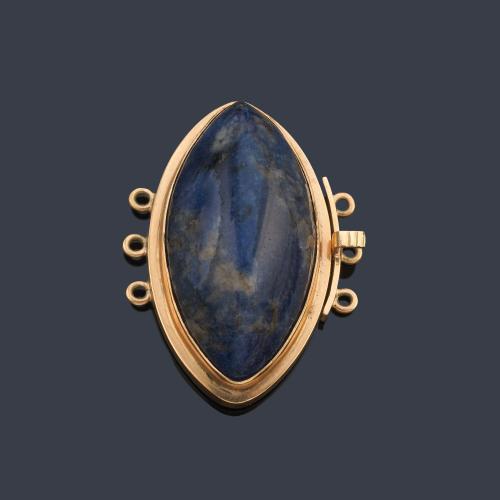 Broche de collar con diseño ojival con sodalita talla cabujón en montura de oro amarillo de 18K.