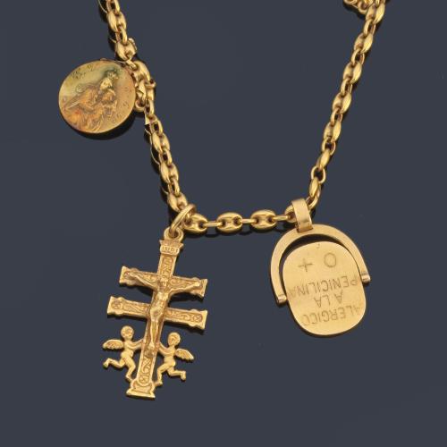 Cadena con eslabones tipo 'Gucci' con una cruz de Caravaca, medalla devocional y placa sanitaria.