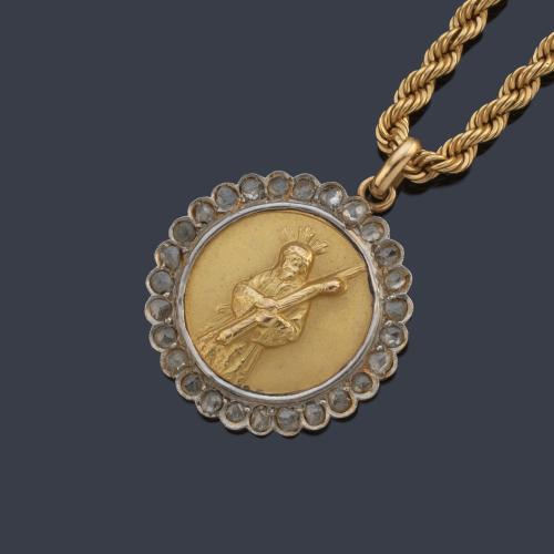 Medalla devocional con La Imagen de Jesús del Gran Poder realizado en oro amarillo de 18K y orla de diamantes talla rosa y vista de platino.