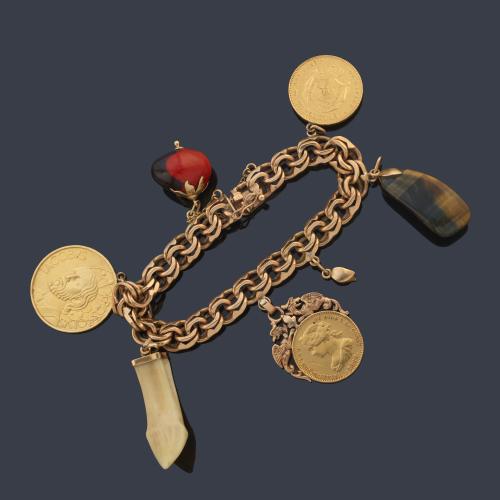 Pulsera con tres monedas colgantes; una conmemorativa del año santo compostelano, 10 pesetas y 25 pesetas de oro 22K y colgante 'ojo de tigre' y semilla.