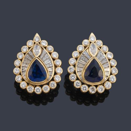 Pendientes cortos con diseño en forma de gota con pareja de zafiros talla perilla de aprox. 7,90 ct con diamantes talla trapecio, brillante y marquís de aprox. 3,90 ct en total.