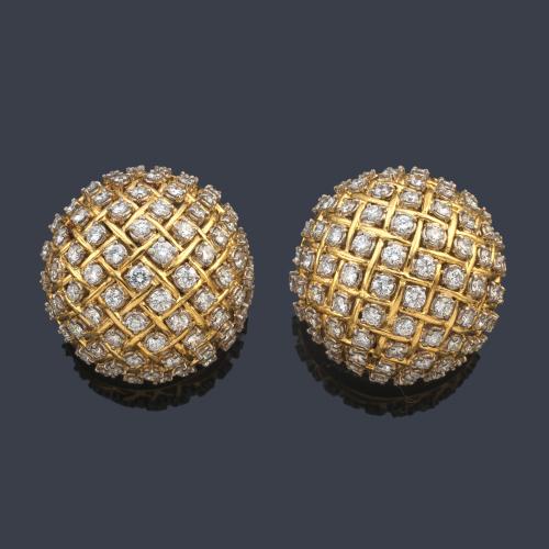 on diseño bombé con cuajado de brillantes de aprox. 15,00 ct en total.