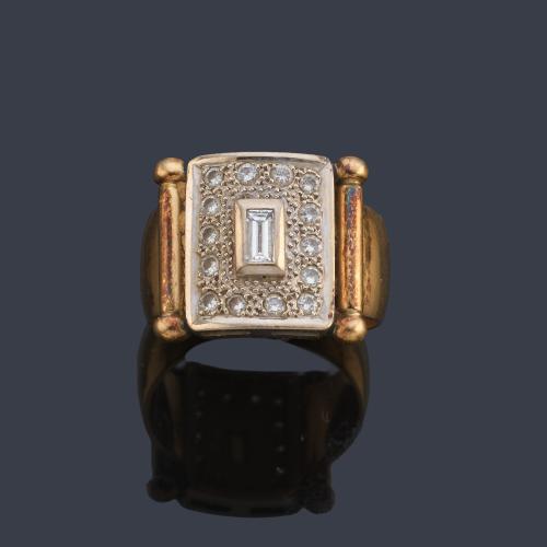 Anillo con diamantes talla baguette y brillante de aprox. 0,28 ct en total.