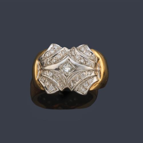Anillo con diamante central talla princesa y brillantes de aprox. 0,85 ct en total.