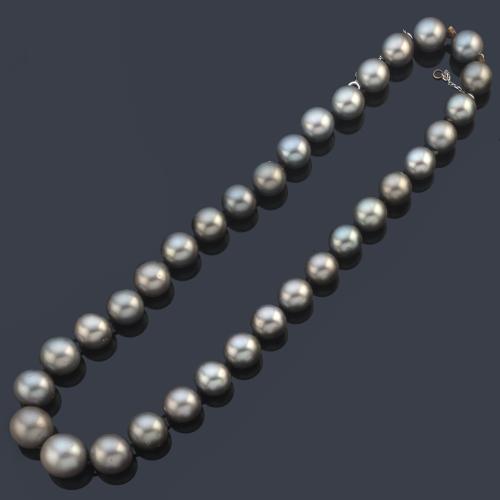 Collar con hilo de perlas Tahití de aprox. 11,50 - 15,93 mm.