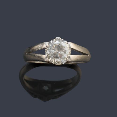 Solitario con diamante talla transición de aprox. 2,40 ct en montura de oro amarillo de 18K.