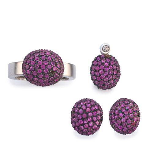  Conjunto de pendientes cortos, colgante y anillo con motivo superior bombé en pavé de zafiros rosas talla redonda, sobre pavonado negro.