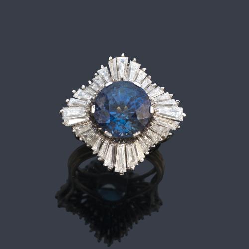  Anillo con tanzanita central talla redonda de aprox. 5,00 ct con orla tipo bailarina de diamantes talla trapecio de aprox. 2,20 ct en total.
