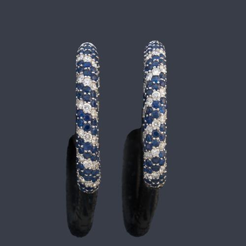 Pendientes tipo criolla con pavé de brillantes de aprox. 4,09 ct en total y zafiros de aprox. 11,27 ct en total.