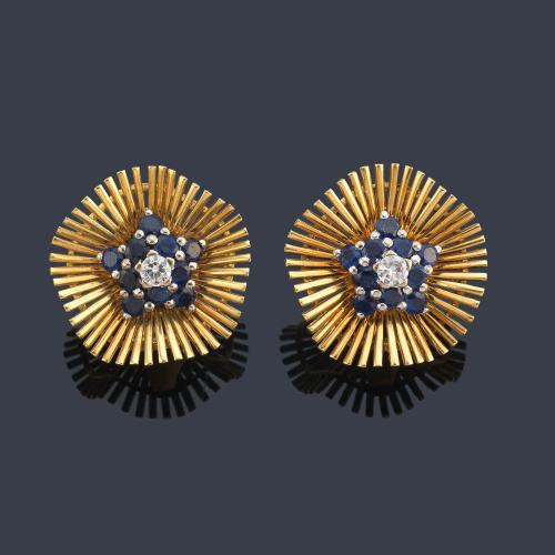 Pendientes cortos con diseño floral con centro de zafiros y brillantes, con hilos en oro amarillo de 18K.