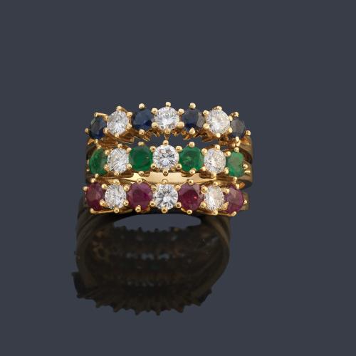 Anillo con tres bandas con brillantes de aprox. 1,35 ct intercalados con zafiros, rubíes y esmeraldas de aprox. 2,40 ct en total.