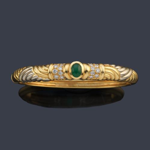 Pulsera rígida con esmeralda talla cabujón y dos bandas de brillantes en ambos lados.