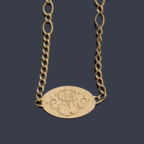 Collar con placa central con dos iniciales en montura de oro amarillo de 18K.